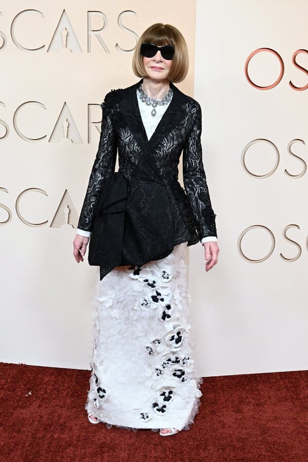 Anna Wintour and Anne Hathaway Riff on 'The Devil Wears Prada' at the Oscars  - The New York Times