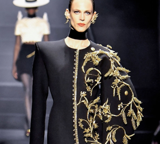Anatomia unui Delir Sculptural: Schiaparelli Haute Couture și Dictatura Vizuală a lui Daniel Roseberry